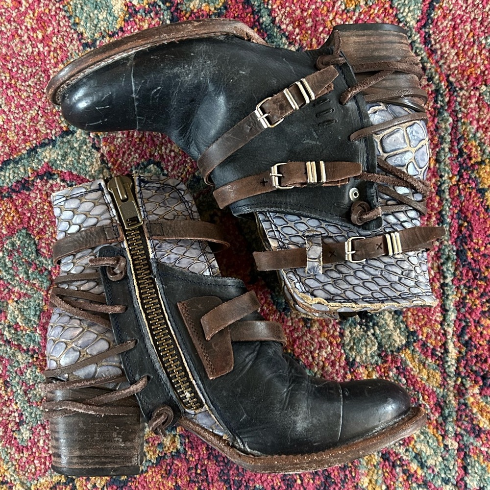 Freebird by Steven | Women’s Black/Brown/Blue Leather Strappy Crue Ankle Boots 7 - Picture 4 of 16